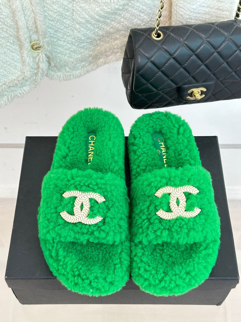2023 CC Xiaoxiang classic four seasons double C plush slippers-S27 product image 3, provided for visual reference and