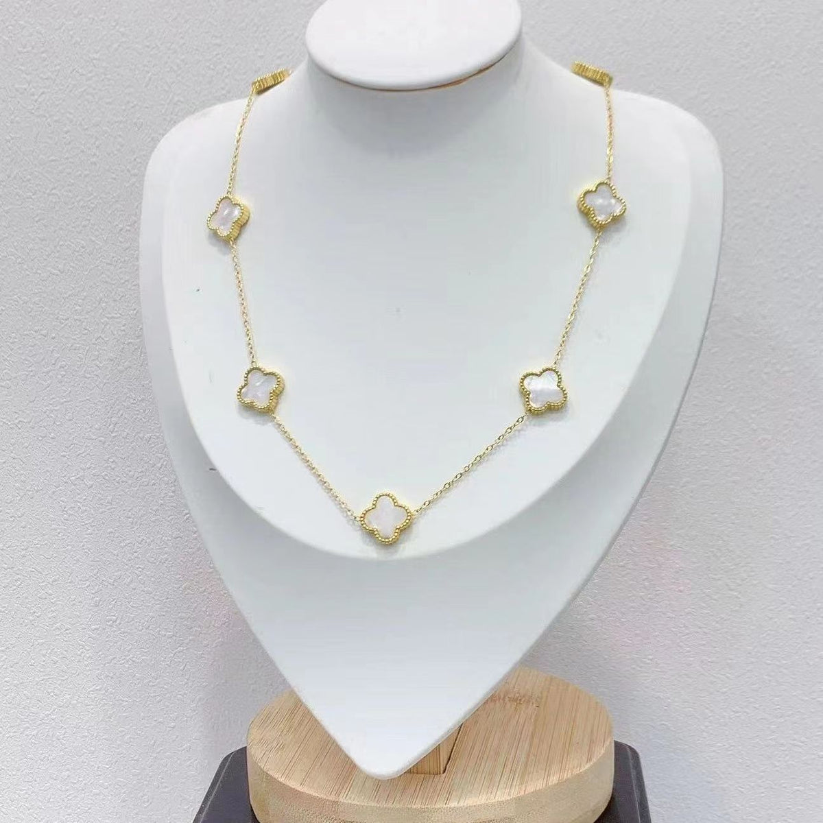 2023 New Fashion Clover Necklace product image 4, provided for visual reference and product detail review