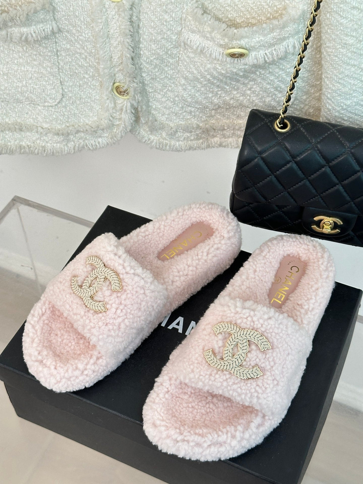 2023 CC Xiaoxiang classic four seasons double C plush slippers-S27 product image 5, provided for visual reference and