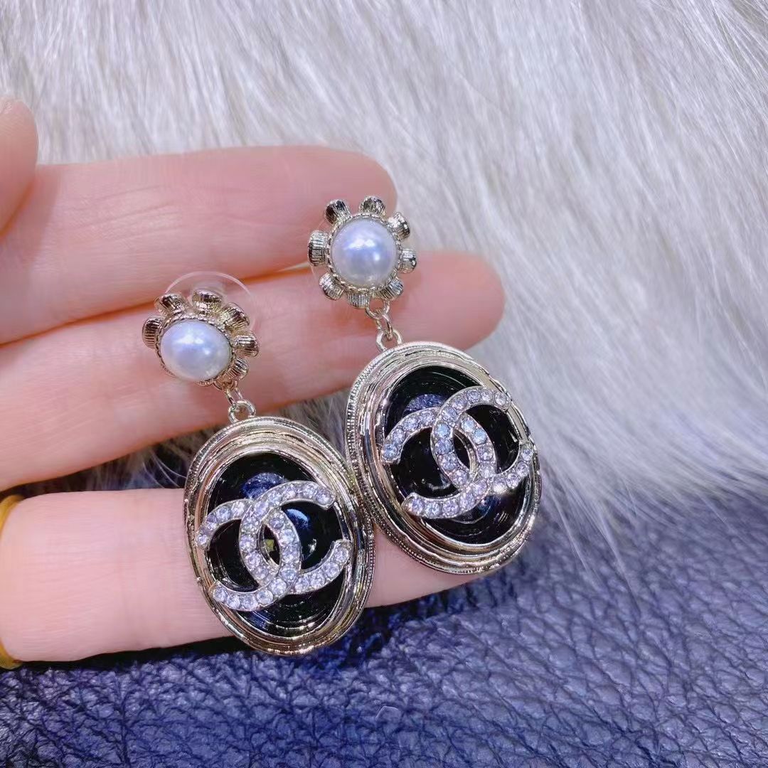 Small fragrant diamond pearl earrings product image 11, provided for visual reference and product detail review