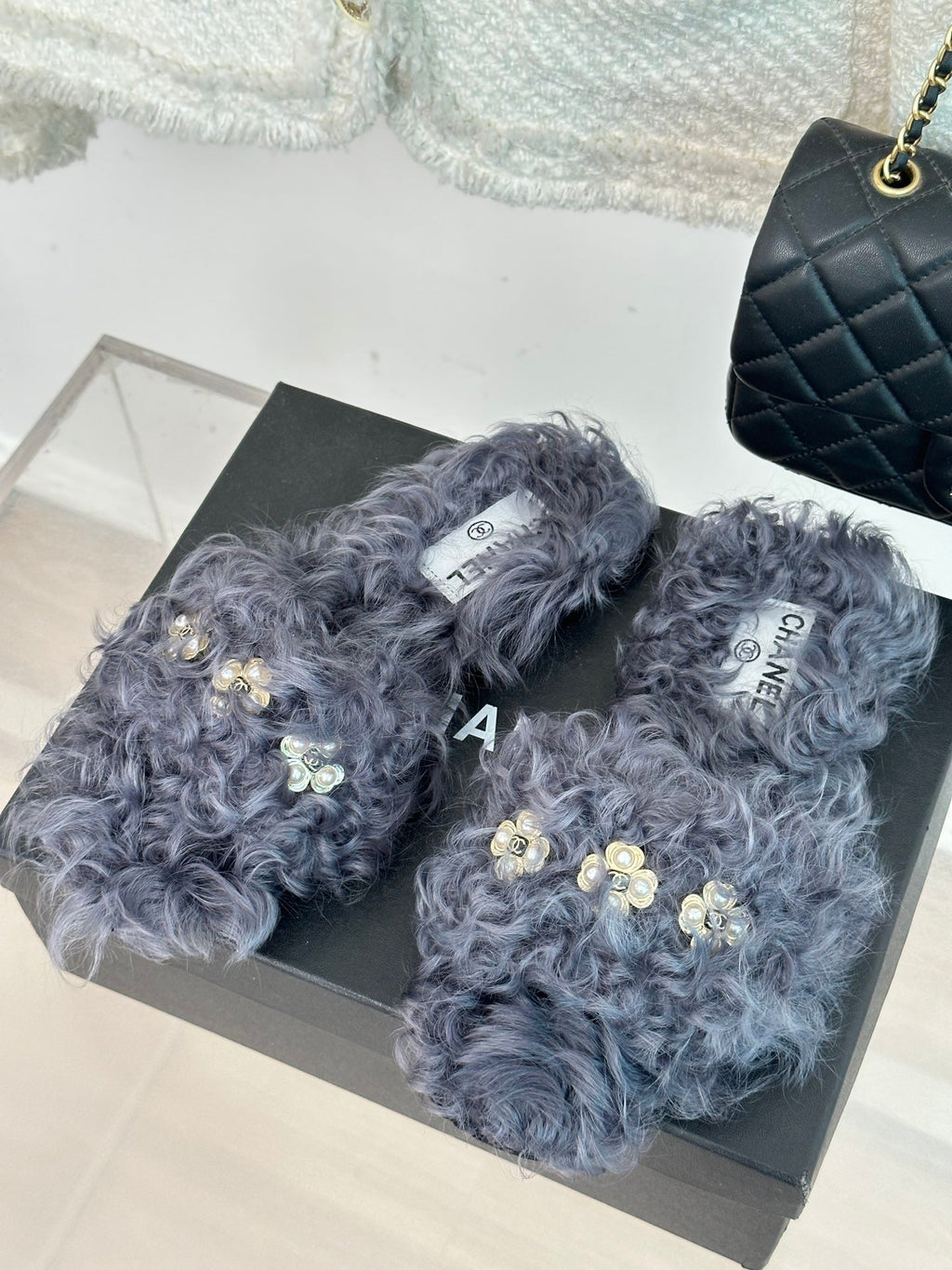 2023 CC Pure wool double C four-leaf clover fur slippers-S28 product image 3, provided for visual reference and product