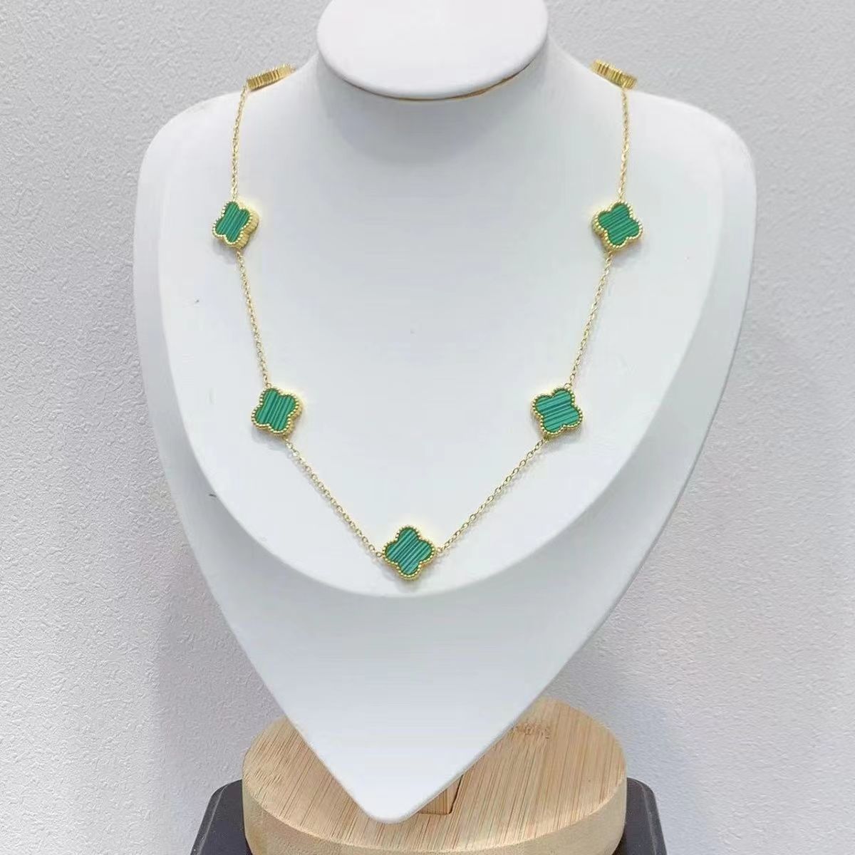 2023 New Fashion Clover Necklace product image 1, provided for visual reference and product detail review