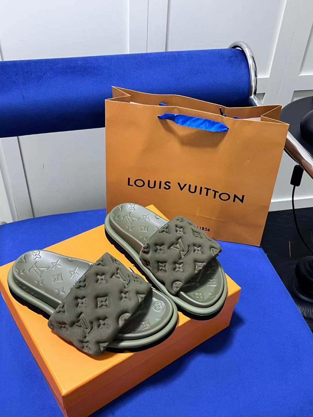 2023 VL Lovers' embossed slippers product image 3, provided for visual reference and product detail review