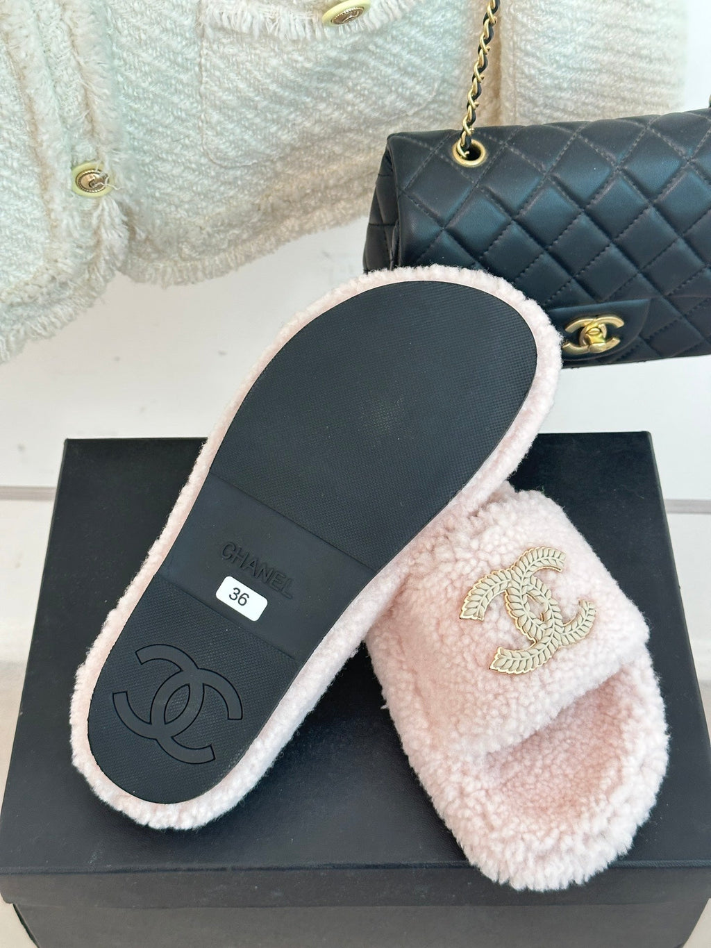 2023 CC Xiaoxiang classic four seasons double C plush slippers-S27 product image 6, provided for visual reference and