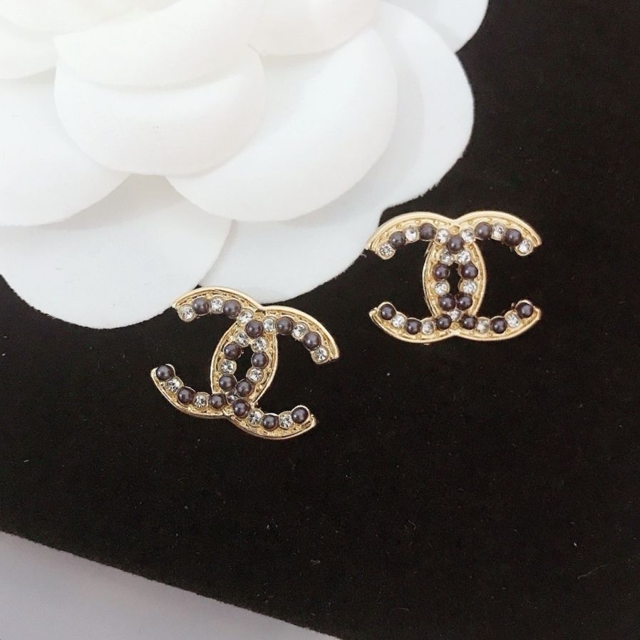 Luxury earrings product image 1, provided for visual reference and product detail review