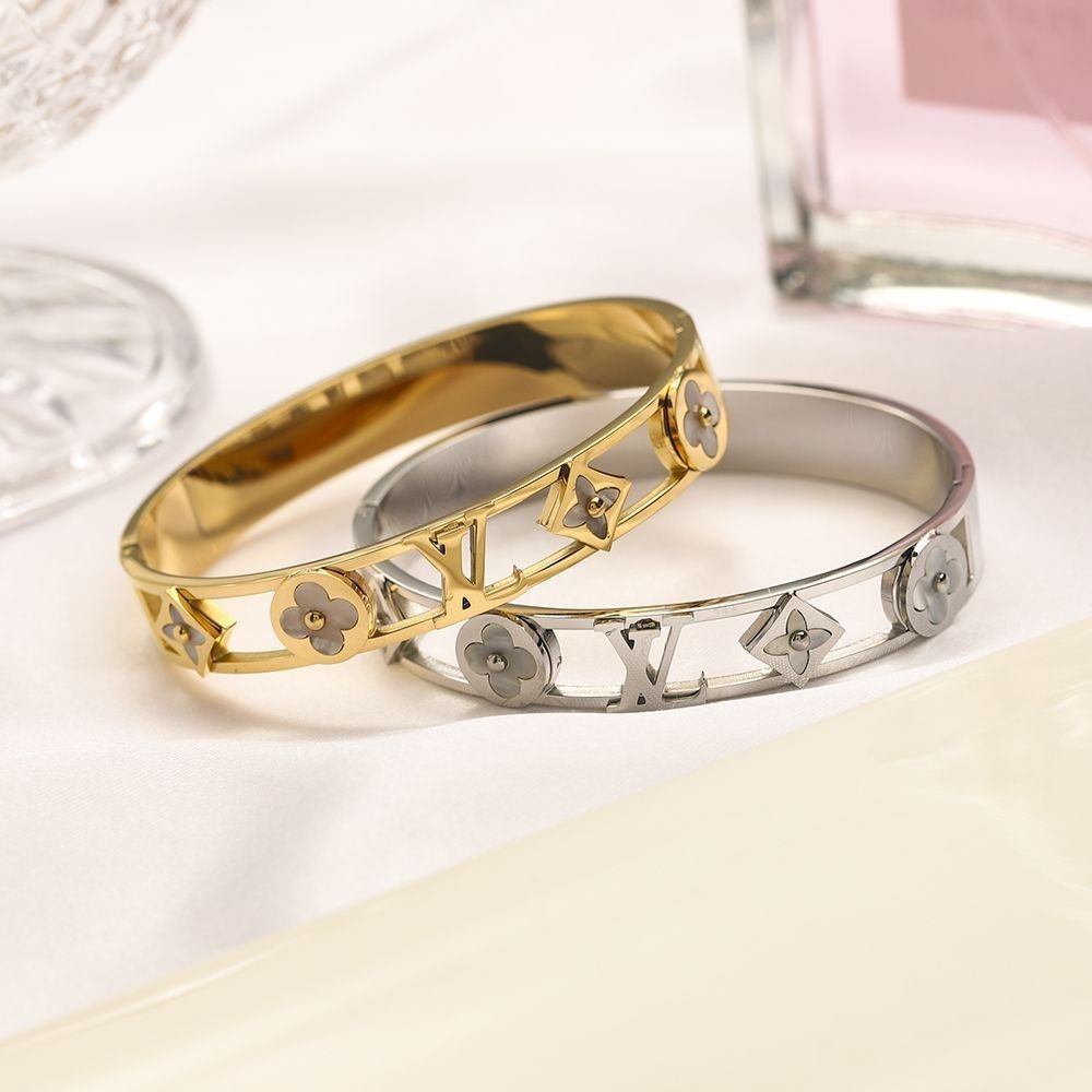 2022 titanium steel four-leaf clover bracelet product image 1, provided for visual reference and product detail review