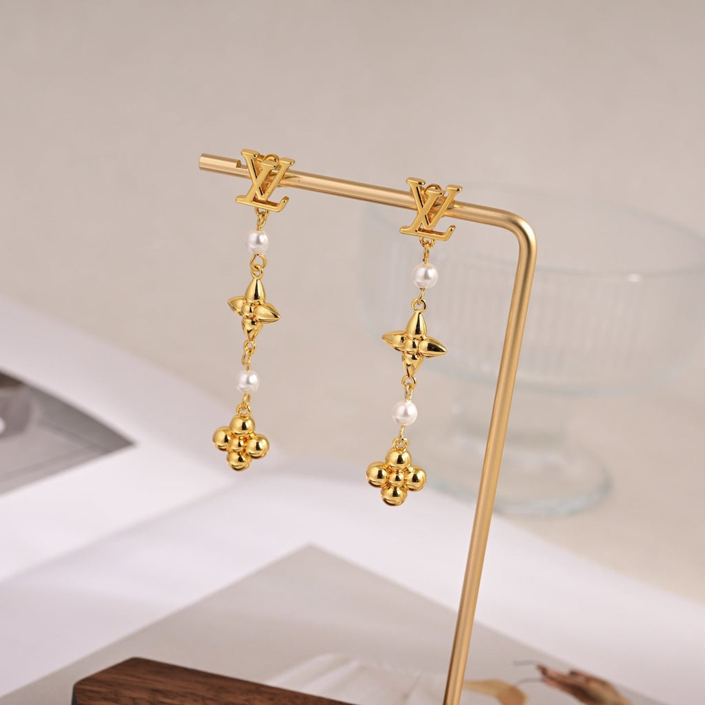 High-Quality, Stylish Stud Earrings product image 4, provided for visual reference and product detail review