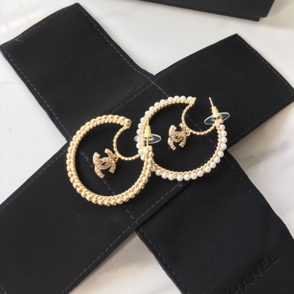 Asymmetric pearl rhinestone earrings product image 2, provided for visual reference and product detail review