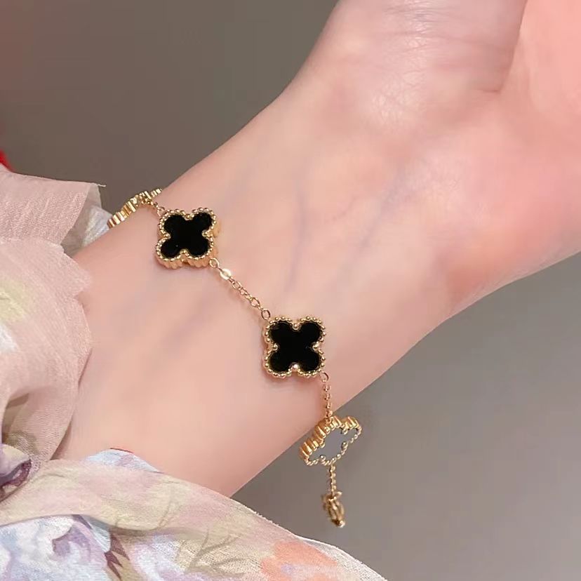 2023 New Flower Decorative Bracelet product image 2, provided for visual reference and product detail review