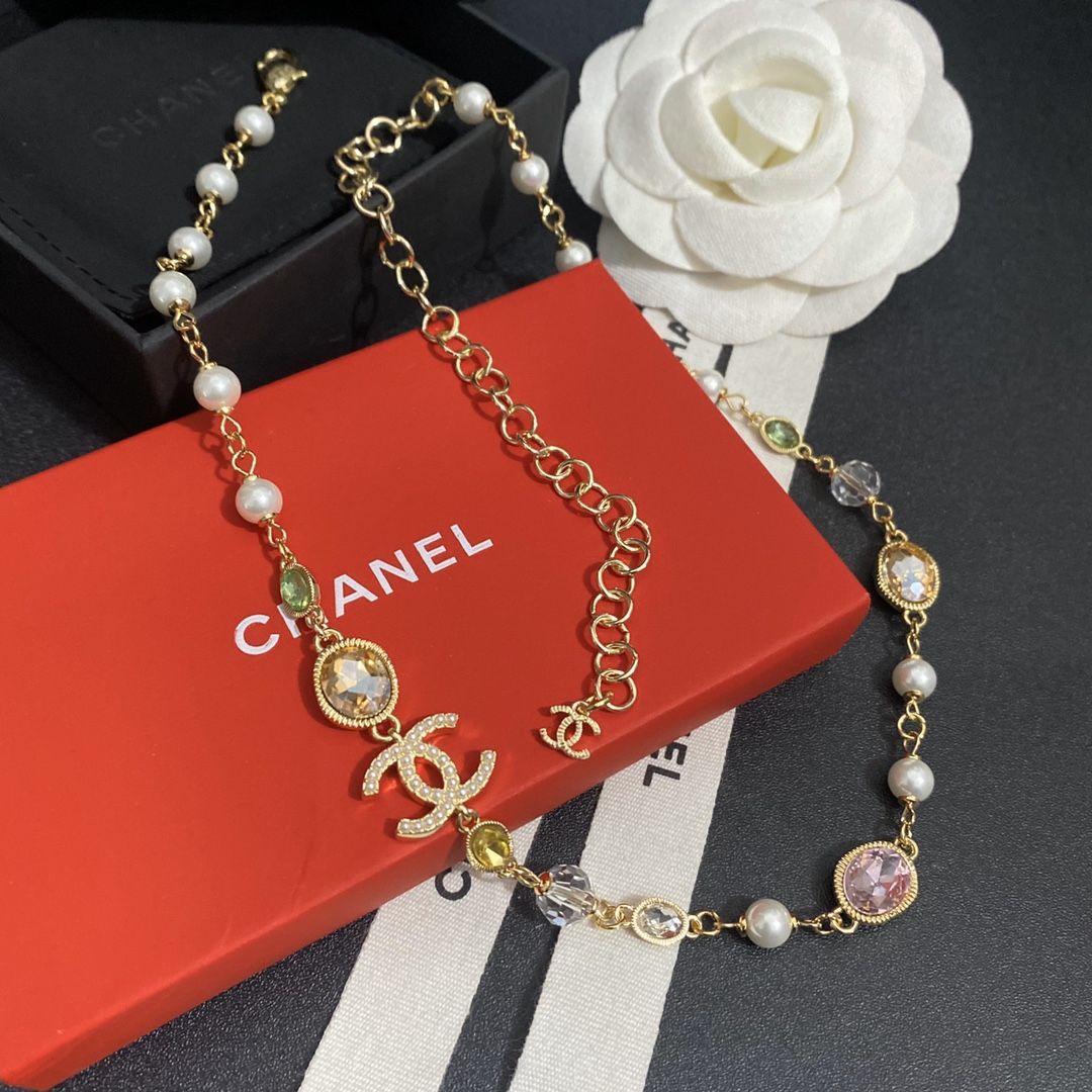 Oval Colorful Crystal Neckchain product image 2, provided for visual reference and product detail review