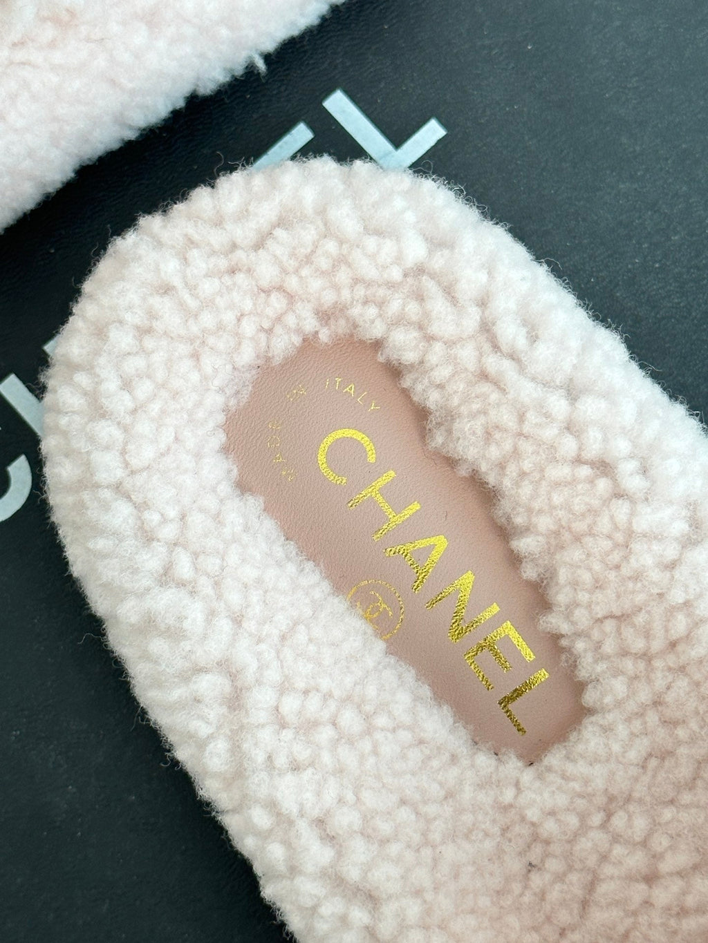 2023 CC Xiaoxiang classic four seasons double C plush slippers-S27 product image 7, provided for visual reference and