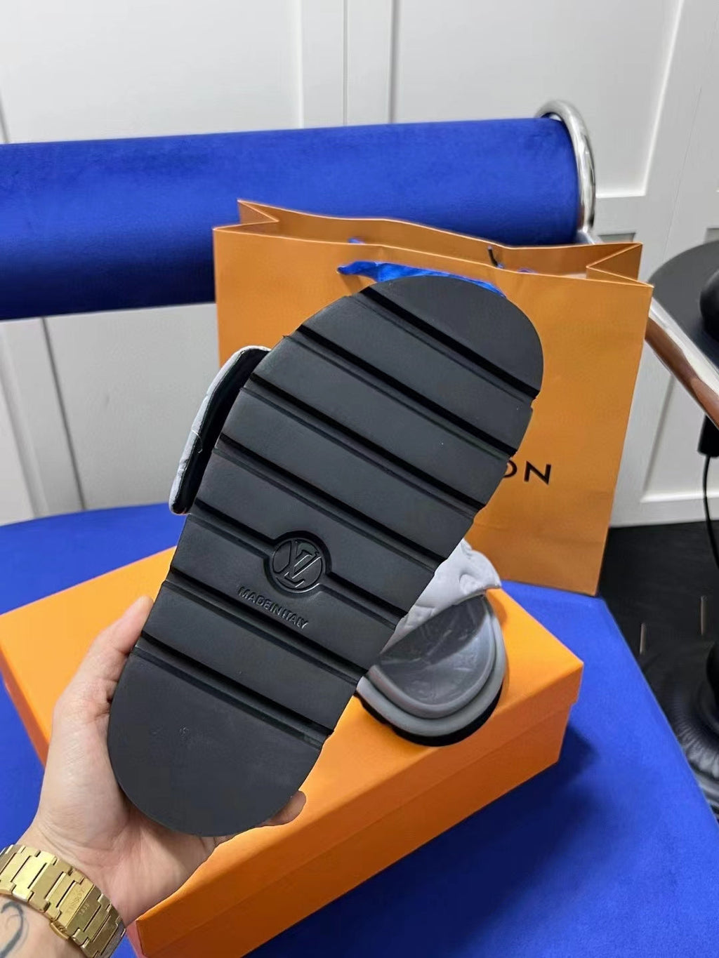 2023 VL Lovers' embossed slippers product image 8, provided for visual reference and product detail review