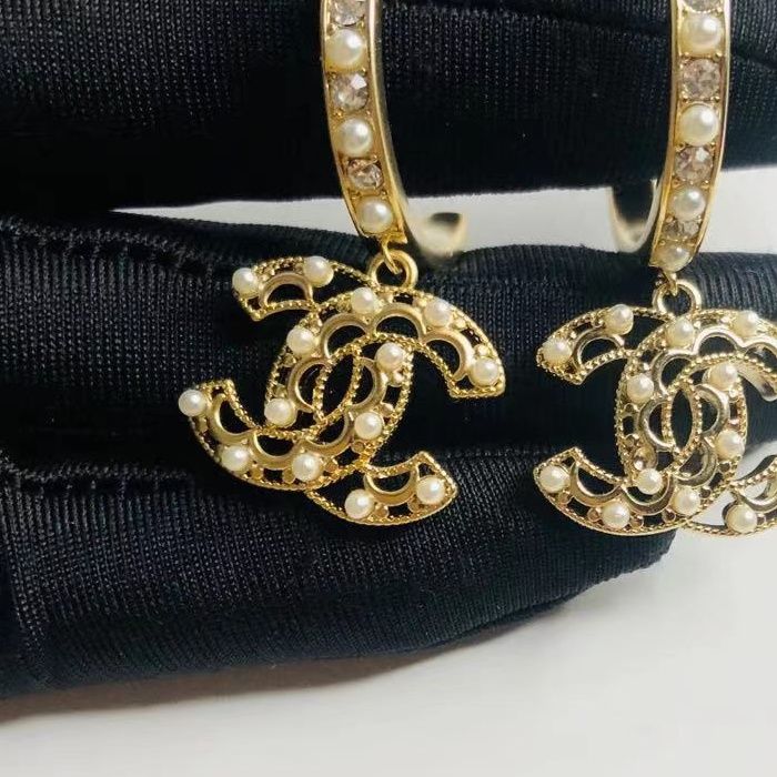 (C earrings) Small fragrant vintage earrings product image 3, provided for visual reference and product detail review