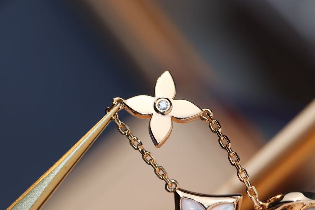 Four-Leaf Clover Bracelet product image 3, provided for visual reference and product detail review