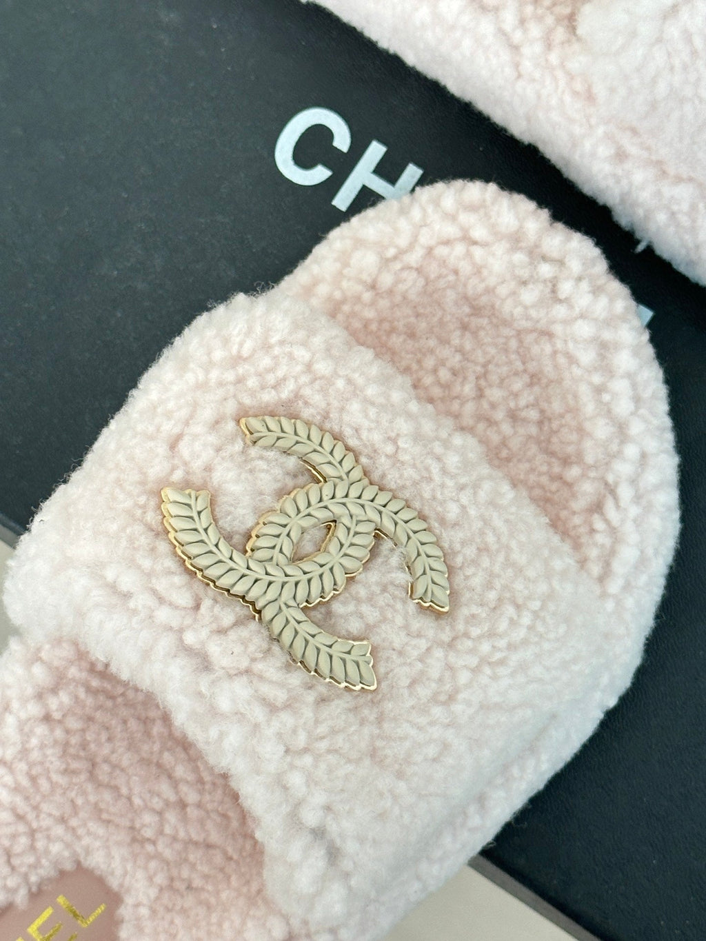 2023 CC Xiaoxiang classic four seasons double C plush slippers-S27 product image 9, provided for visual reference and