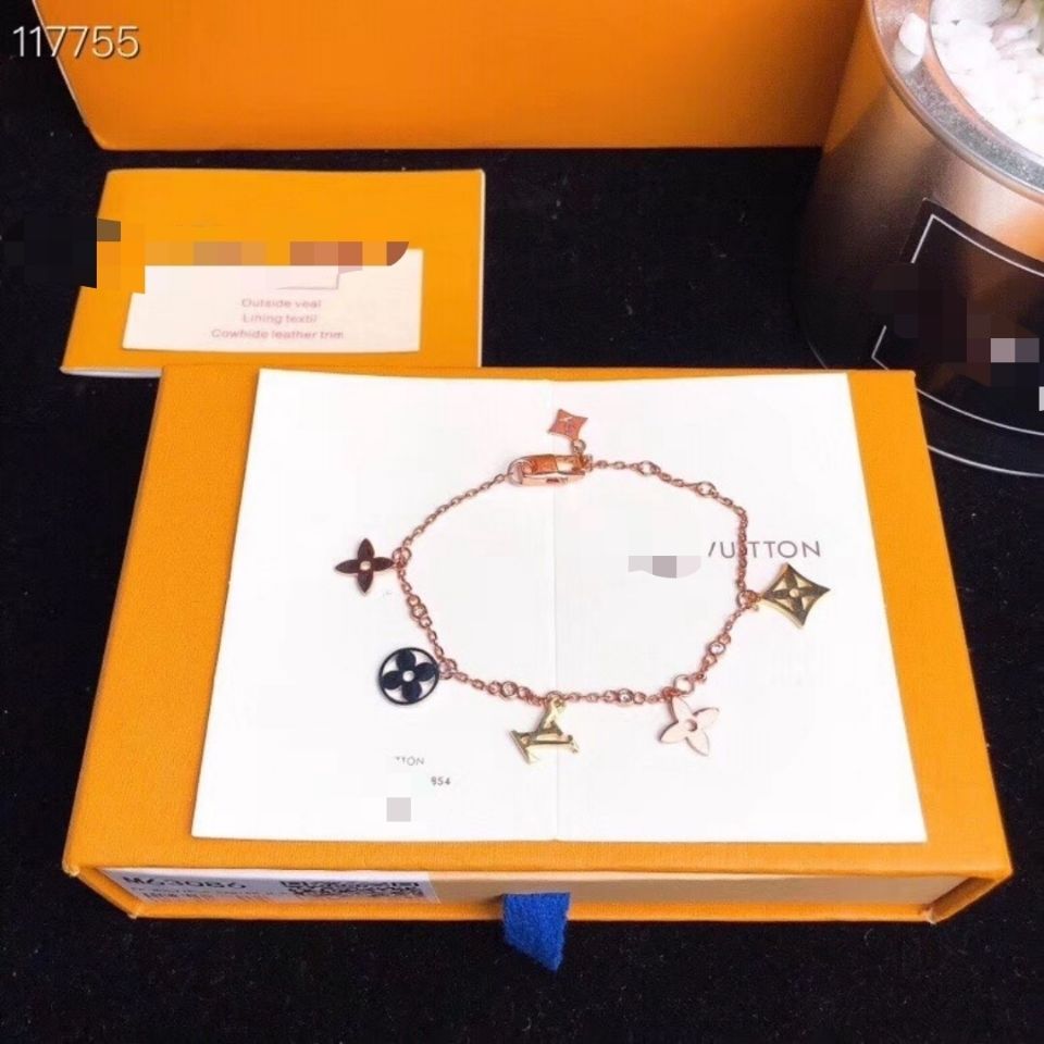 Clover bracelet product image 4, provided for visual reference and product detail review