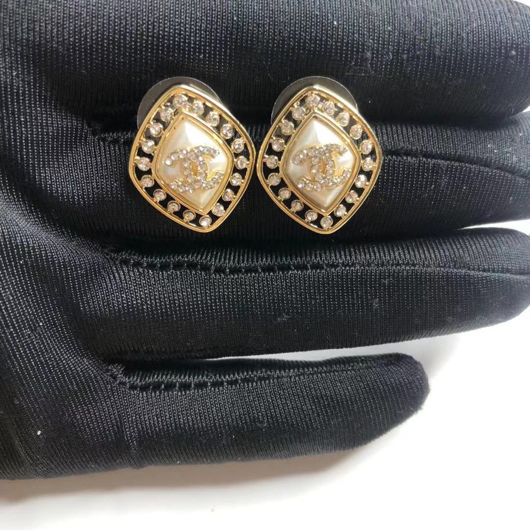 (C earrings) Small fragrant vintage earrings product image 43, provided for visual reference and product detail review