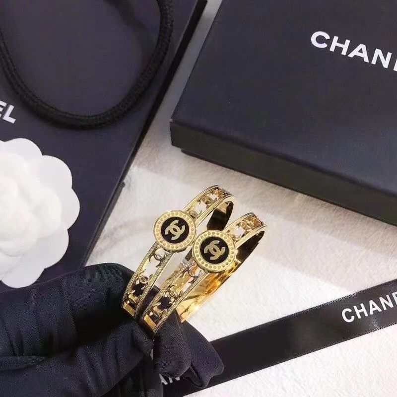 2022 Luxury Color Contrast Double C Bracelet product image 4, provided for visual reference and product detail review