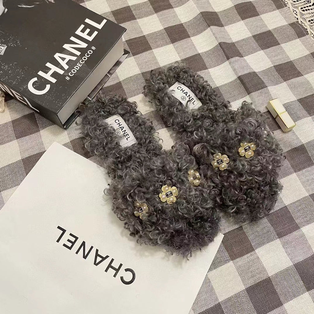 2023 Autumn and Winter lamb hair slippers product image 1, provided for visual reference and product detail review