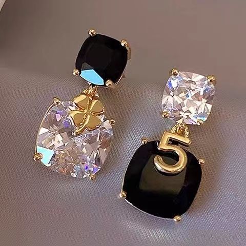 Small fragrant diamond pearl earrings product image 16, provided for visual reference and product detail review