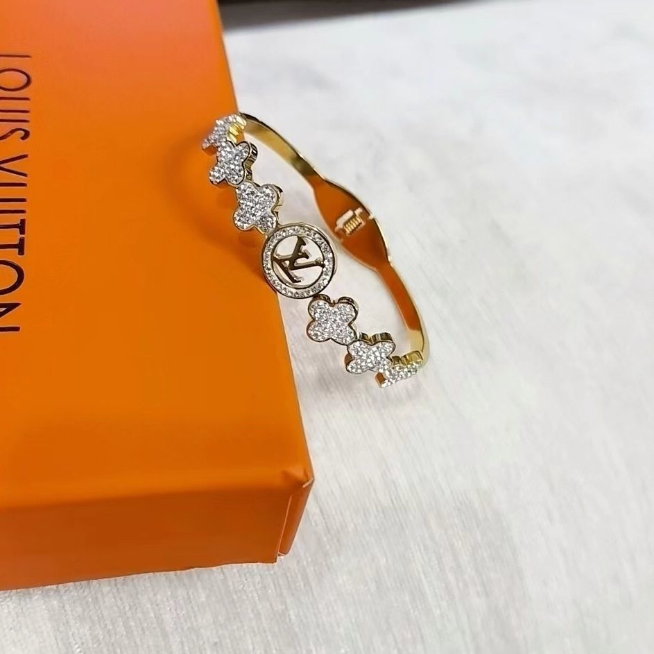 Xiaoxiangfeng Hollow Four leaf Grass Full Diamond Bracelet product image 2, provided for visual reference and product detail