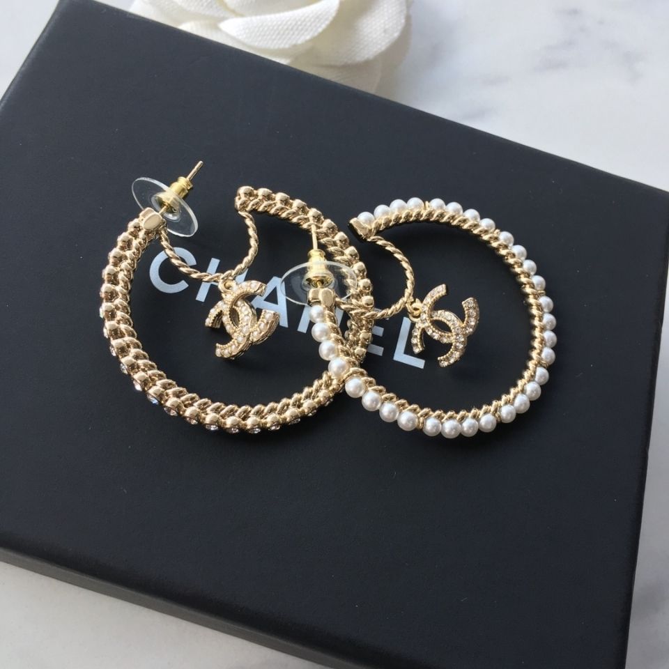 Asymmetric pearl rhinestone earrings product image 1, provided for visual reference and product detail review