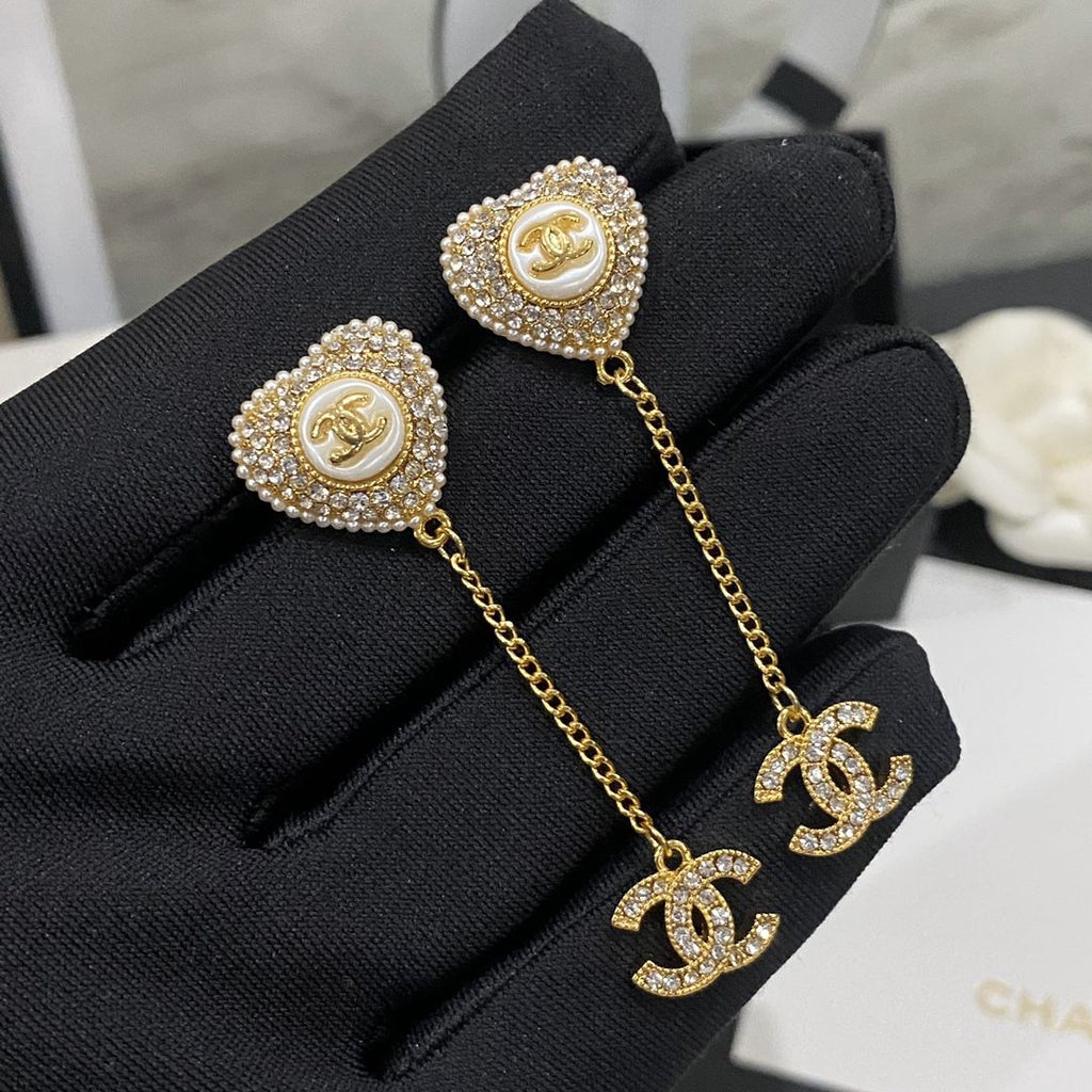 Small fragrant diamond pearl earrings product image 4, provided for visual reference and product detail review