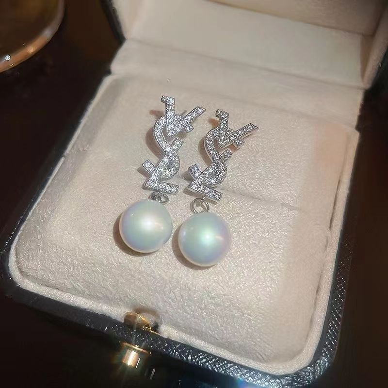 Small fragrant diamond pearl earrings product image 3, provided for visual reference and product detail review
