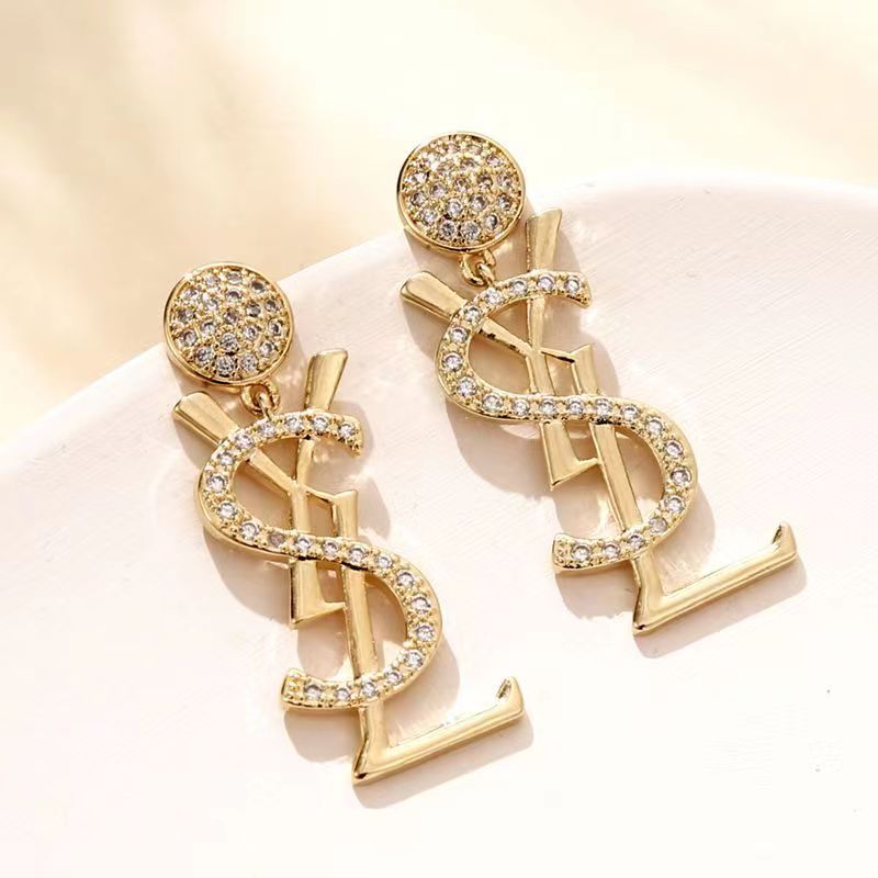 Small fragrant diamond pearl earrings product image 1, provided for visual reference and product detail review