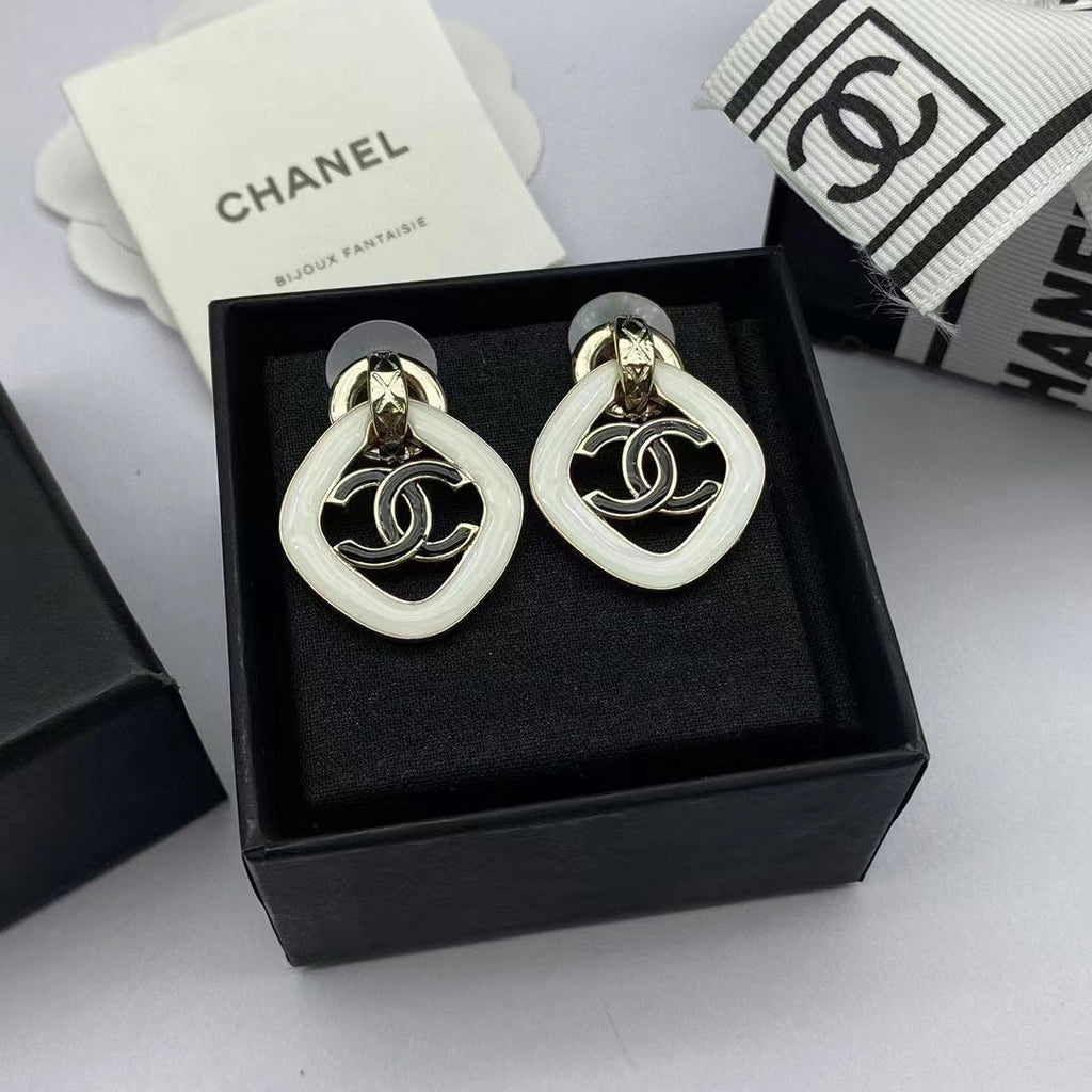Small fragrant diamond pearl earrings product image 8, provided for visual reference and product detail review