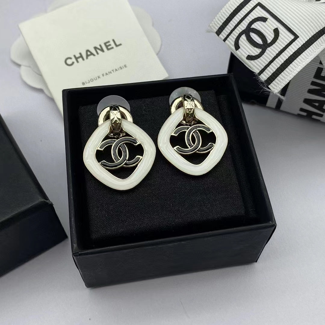 Small fragrant diamond pearl earrings product image 8, provided for visual reference and product detail review