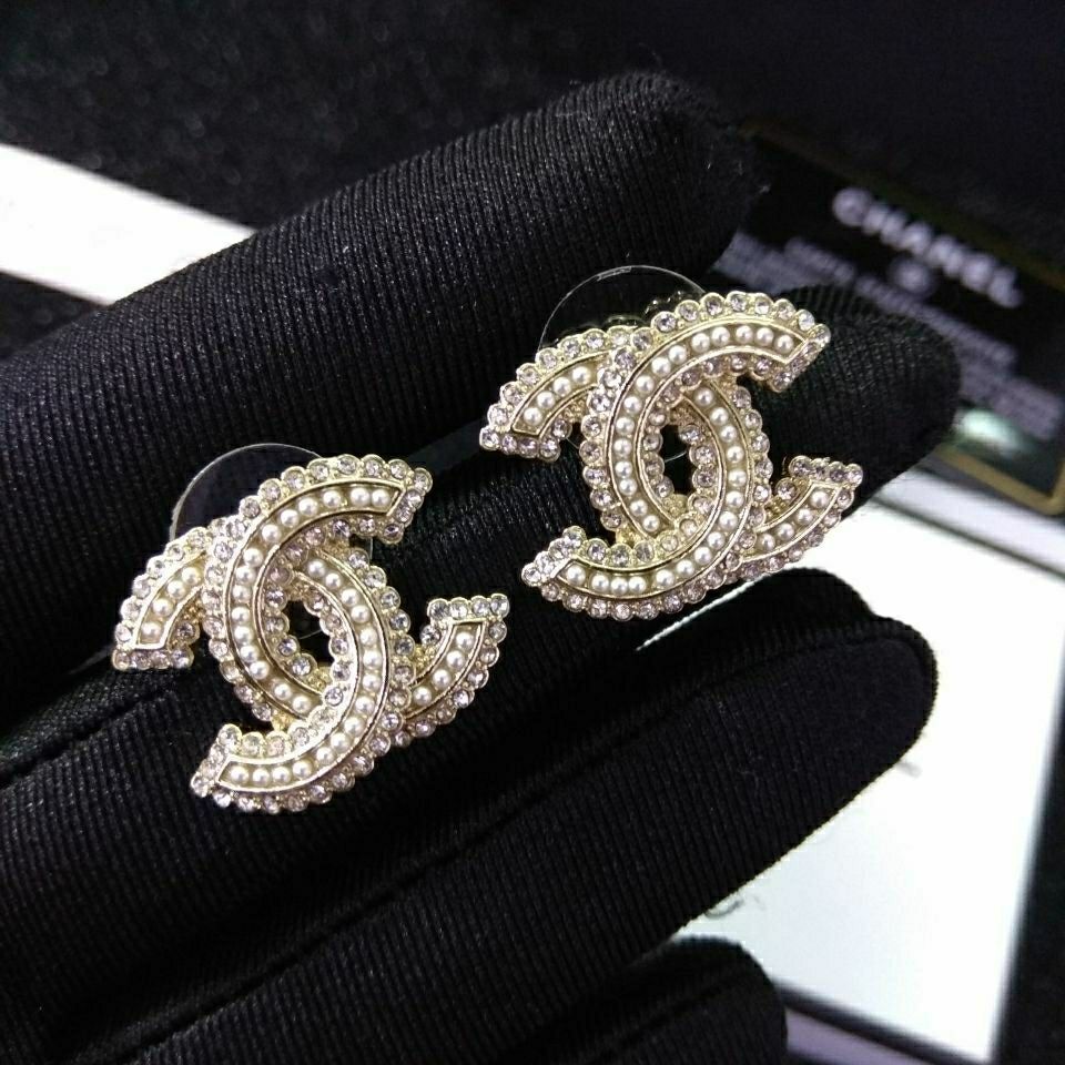 Small fragrant pearl rhinestone stud earrings product image 1, provided for visual reference and product detail review
