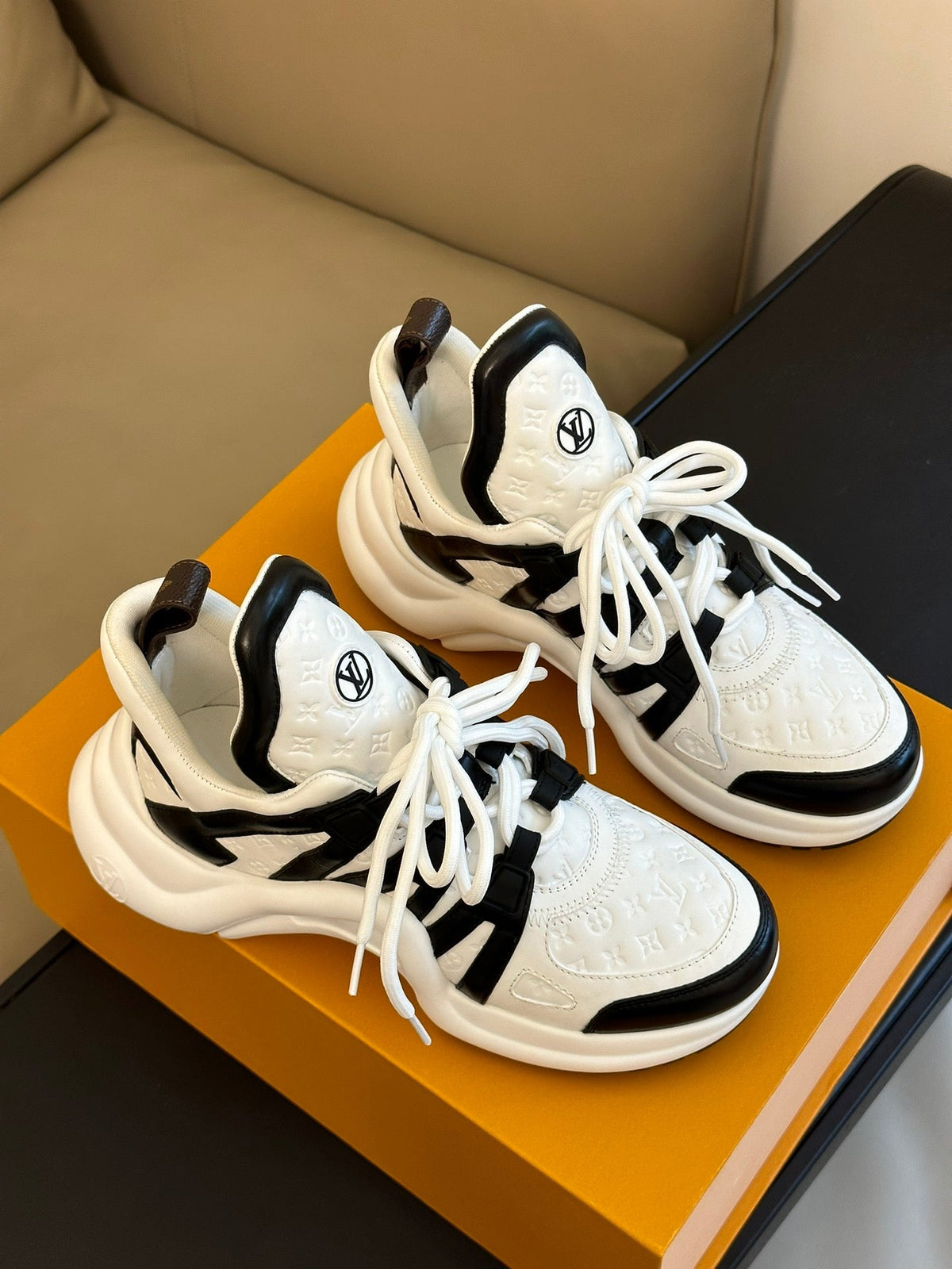 2023 VL Calfskin & Tech Mesh Shoes -S38 product image 3, provided for visual reference and product detail review