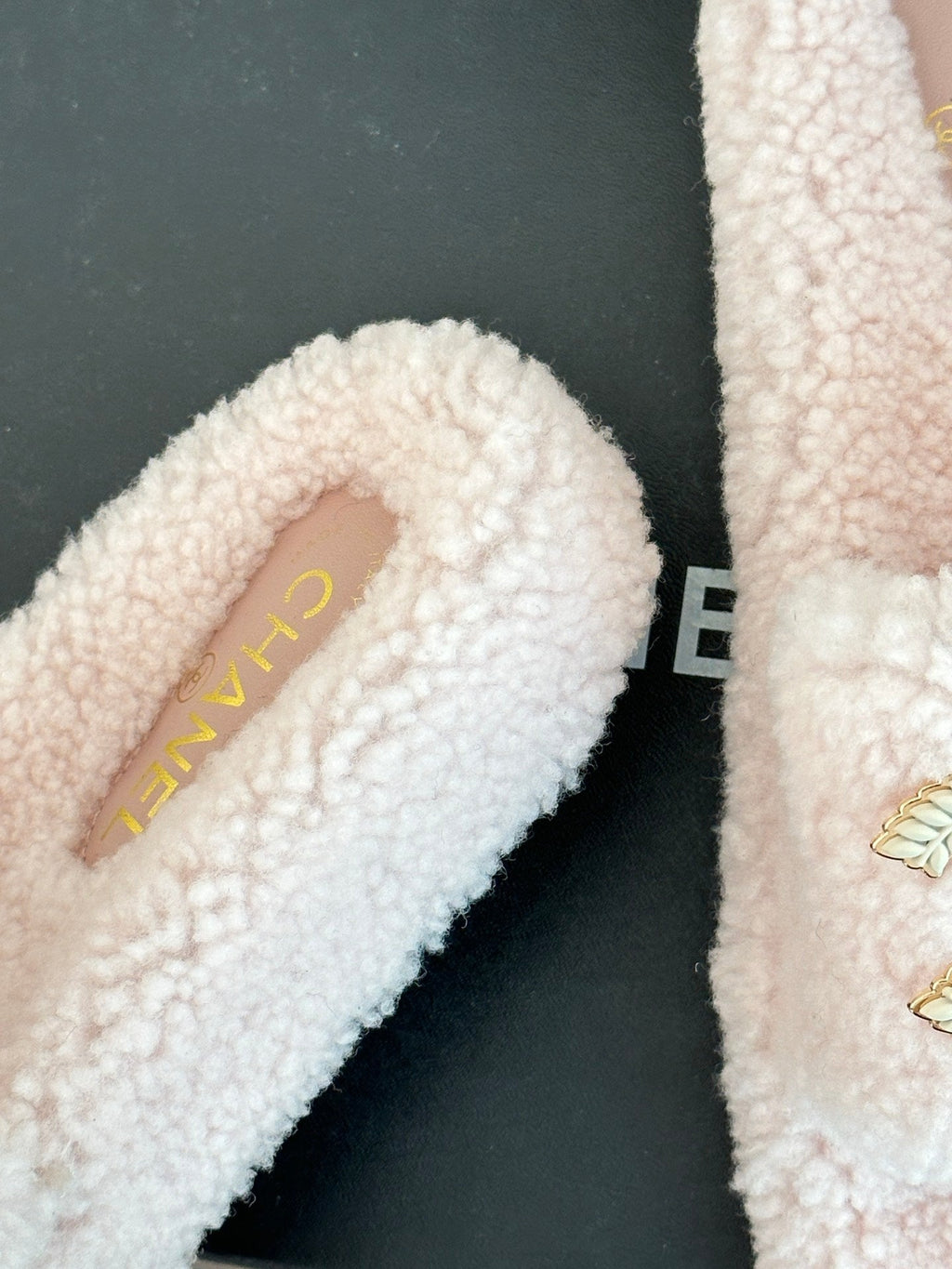 2023 CC Xiaoxiang classic four seasons double C plush slippers-S27 product image 8, provided for visual reference and