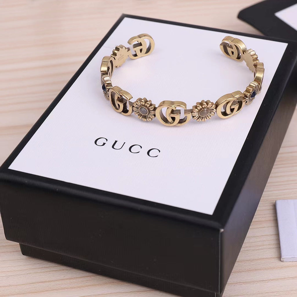 2023 New Flower Decorative Bracelet product image 2, provided for visual reference and product detail review