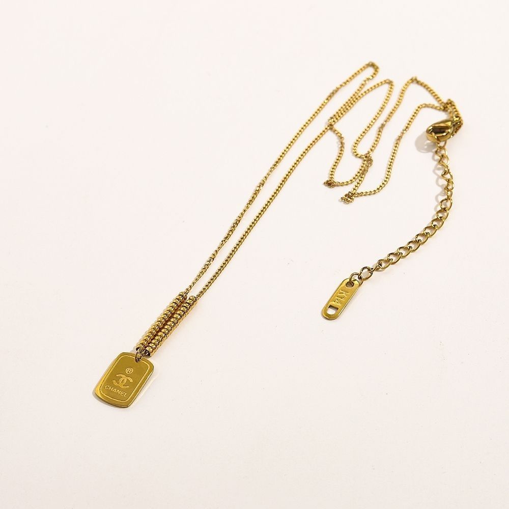 Fragrance/three-sided three-dimensional letter necklace product image 5, provided for visual reference and product detail