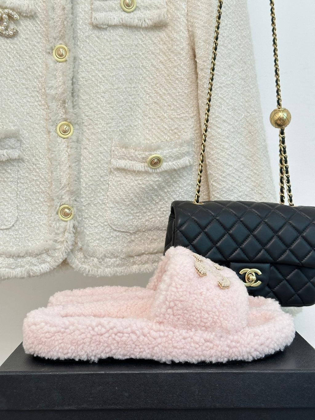 2023 CC Xiaoxiang classic four seasons double C plush slippers-S27 product image 11, provided for visual reference and