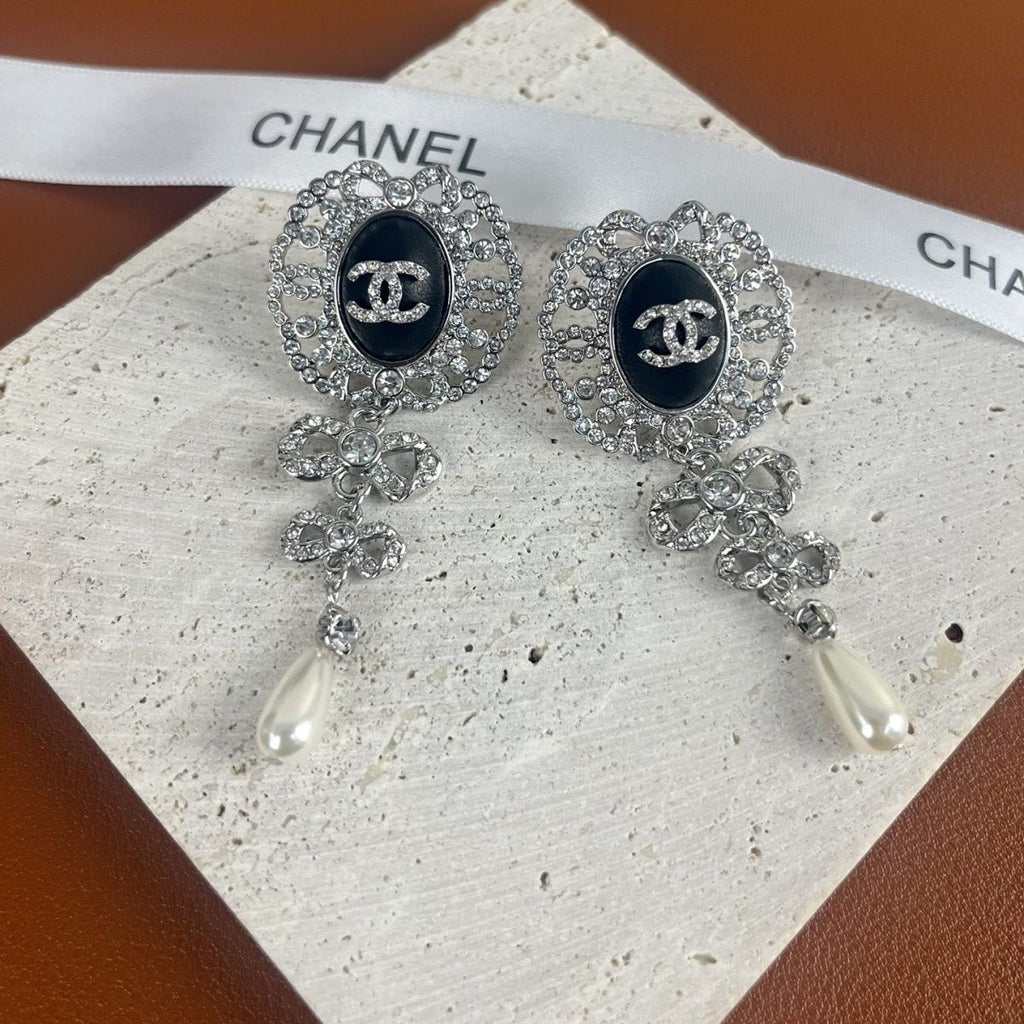 Autumn and Winter 2022 New Popular Earrings product image 3, provided for visual reference and product detail review