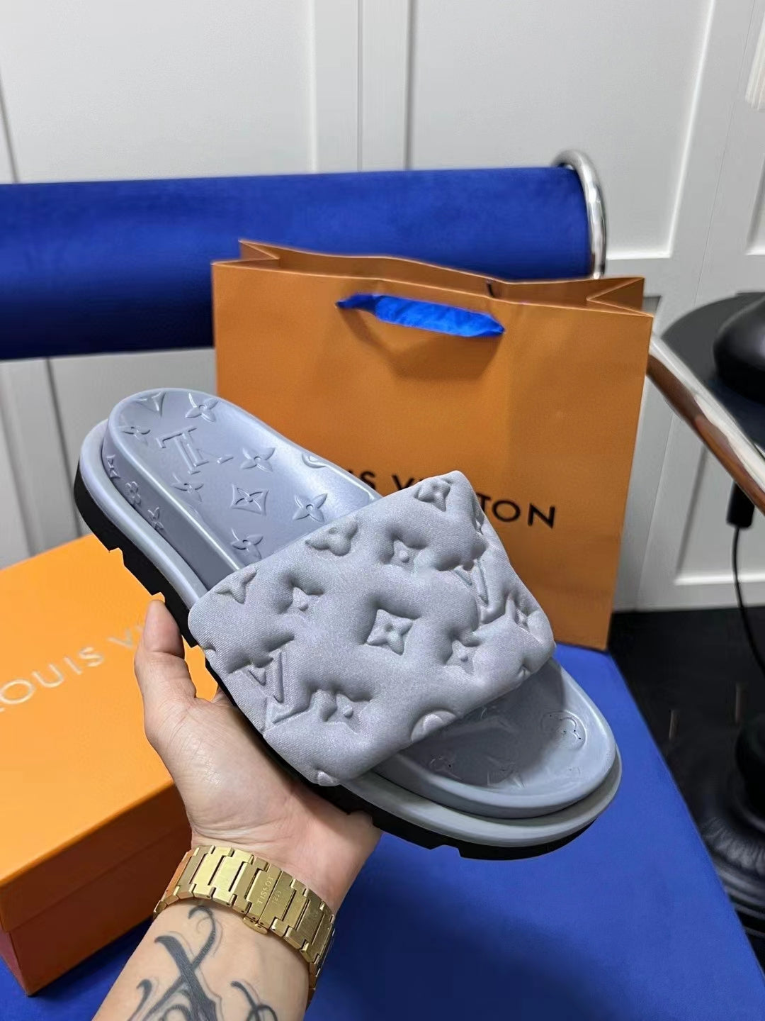 2023 VL Lovers' embossed slippers product image 7, provided for visual reference and product detail review