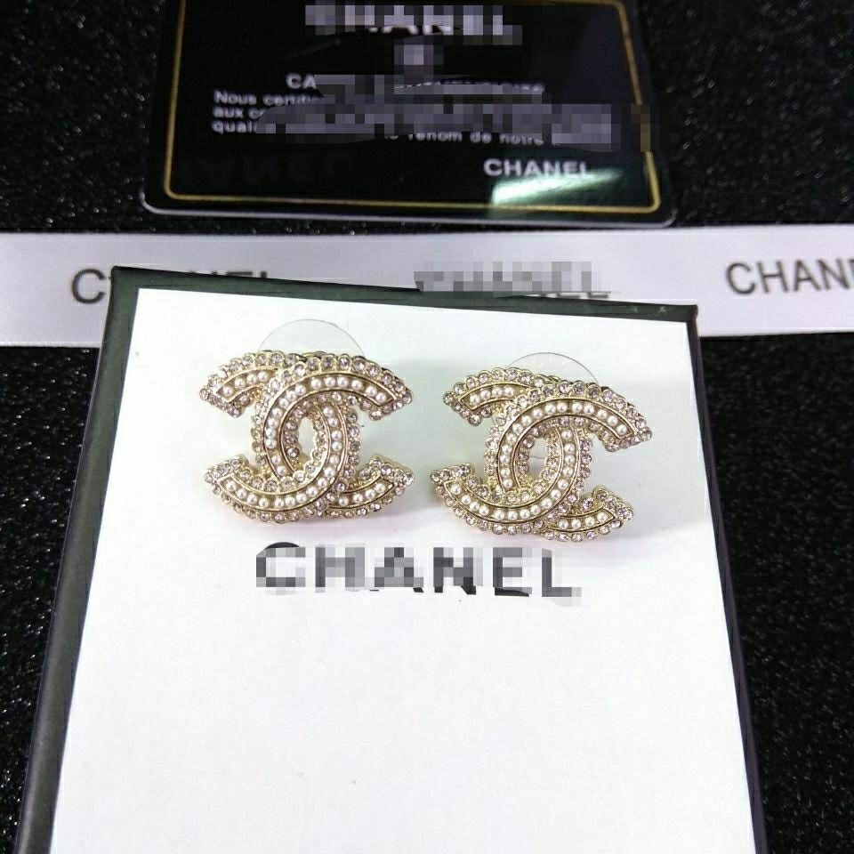 Small fragrant pearl rhinestone stud earrings product image 2, provided for visual reference and product detail review