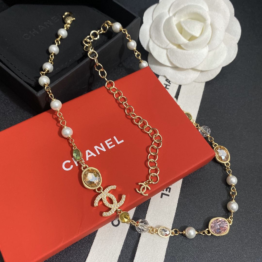 Oval Colorful Crystal Neckchain product image 1, provided for visual reference and product detail review
