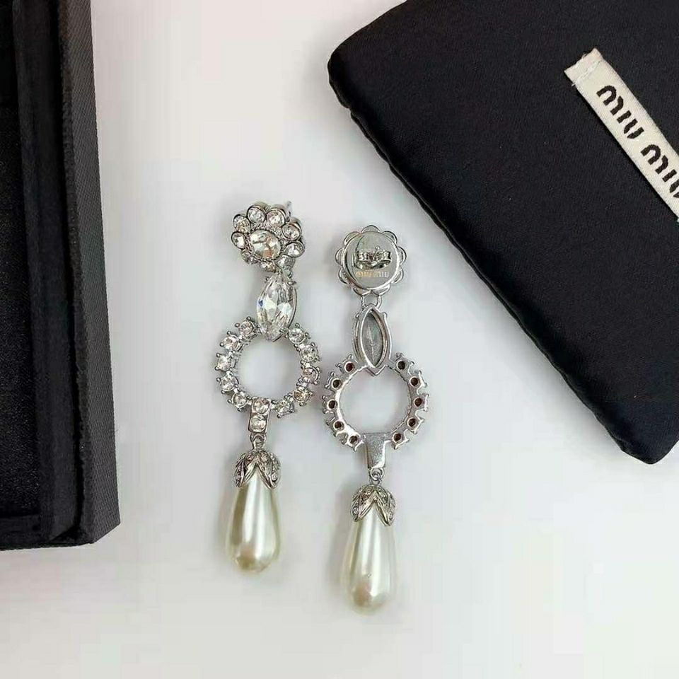 Diamond-set stud earrings product image 2, provided for visual reference and product detail review