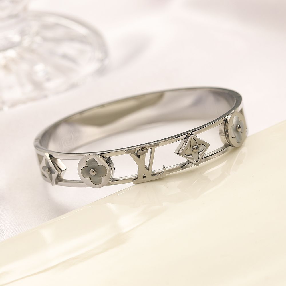 2022 titanium steel four-leaf clover bracelet product image 3, provided for visual reference and product detail review