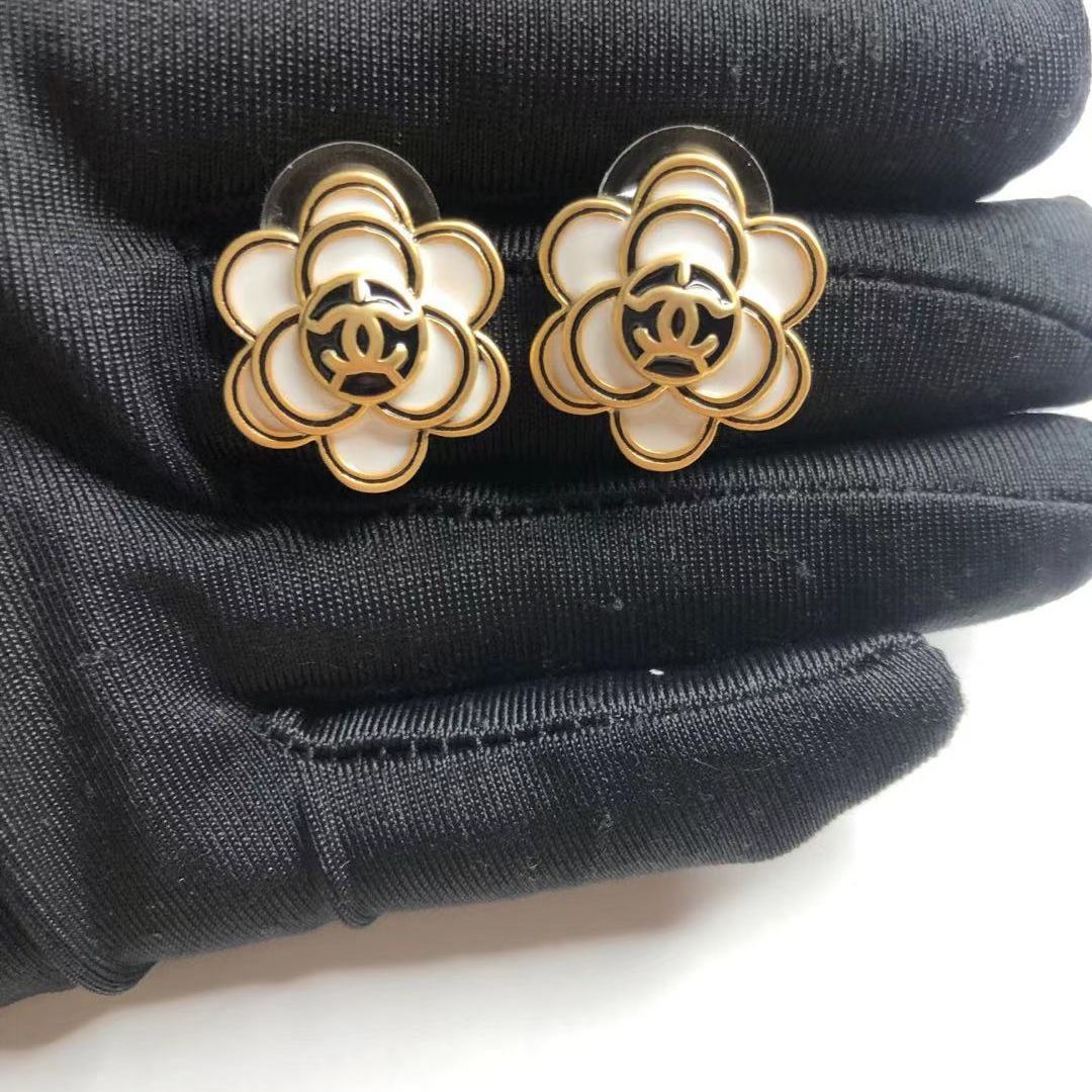 (C earrings) Small fragrant vintage earrings product image 40, provided for visual reference and product detail review