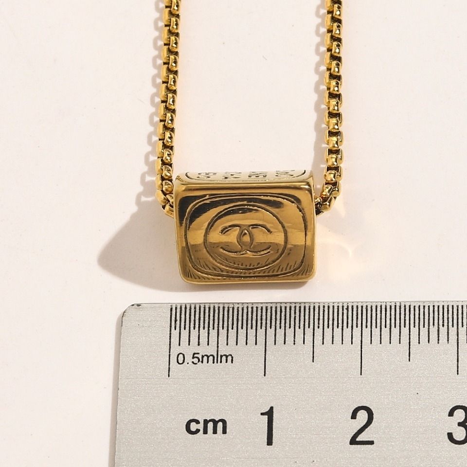 Fragrance/three-sided three-dimensional letter necklace product image 6, provided for visual reference and product detail