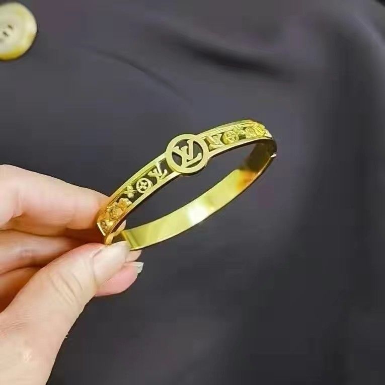 2022 titanium steel four-leaf clover bracelet product image 8, provided for visual reference and product detail review