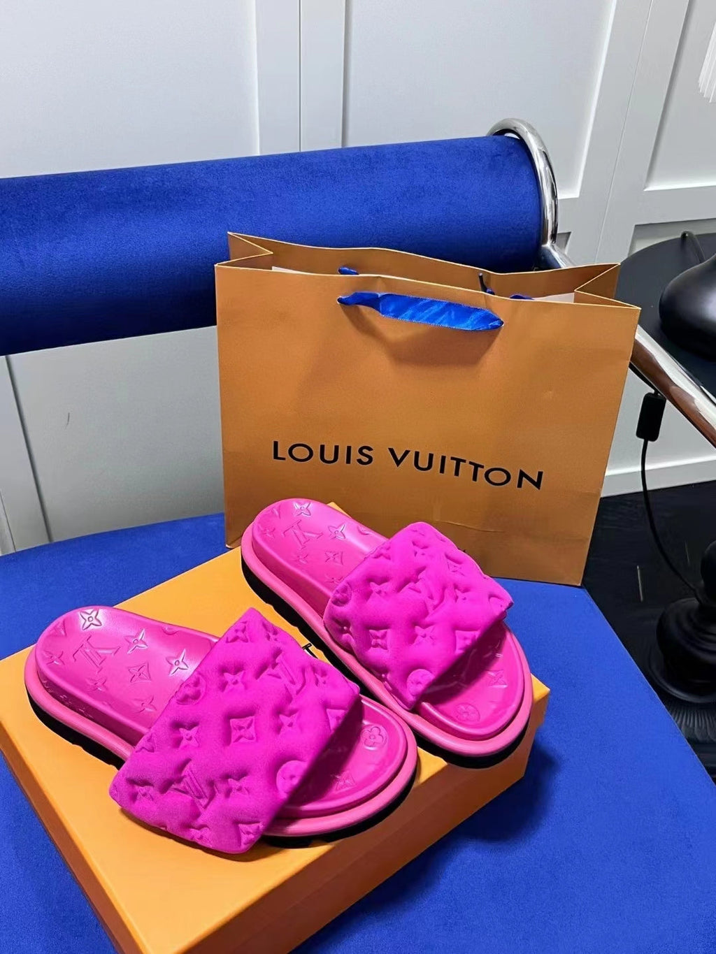 2023 VL Lovers' embossed slippers product image 4, provided for visual reference and product detail review