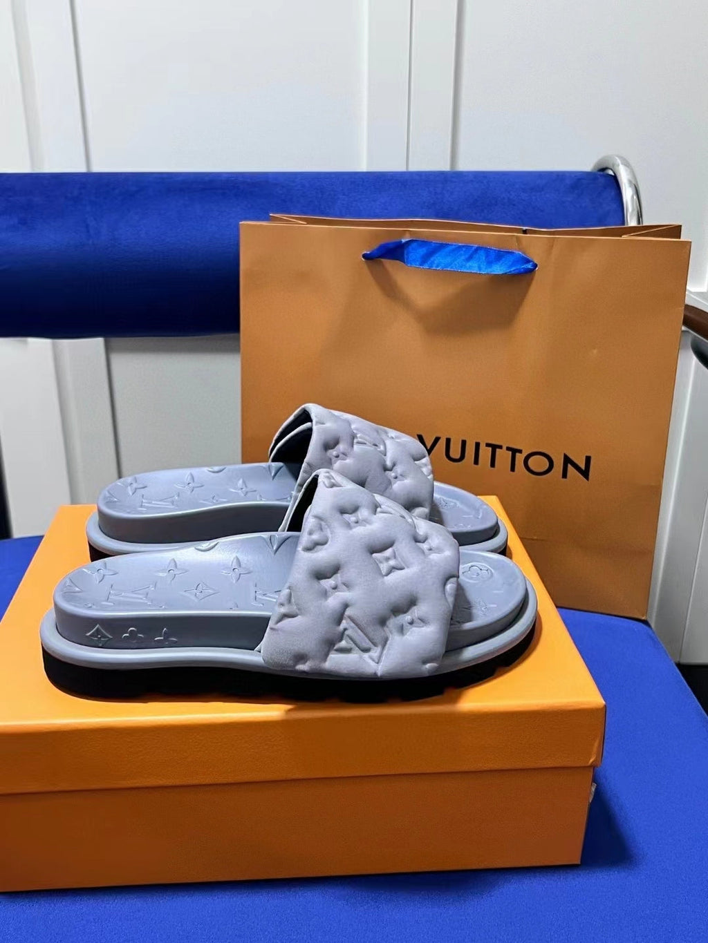 2023 VL Lovers' embossed slippers product image 6, provided for visual reference and product detail review
