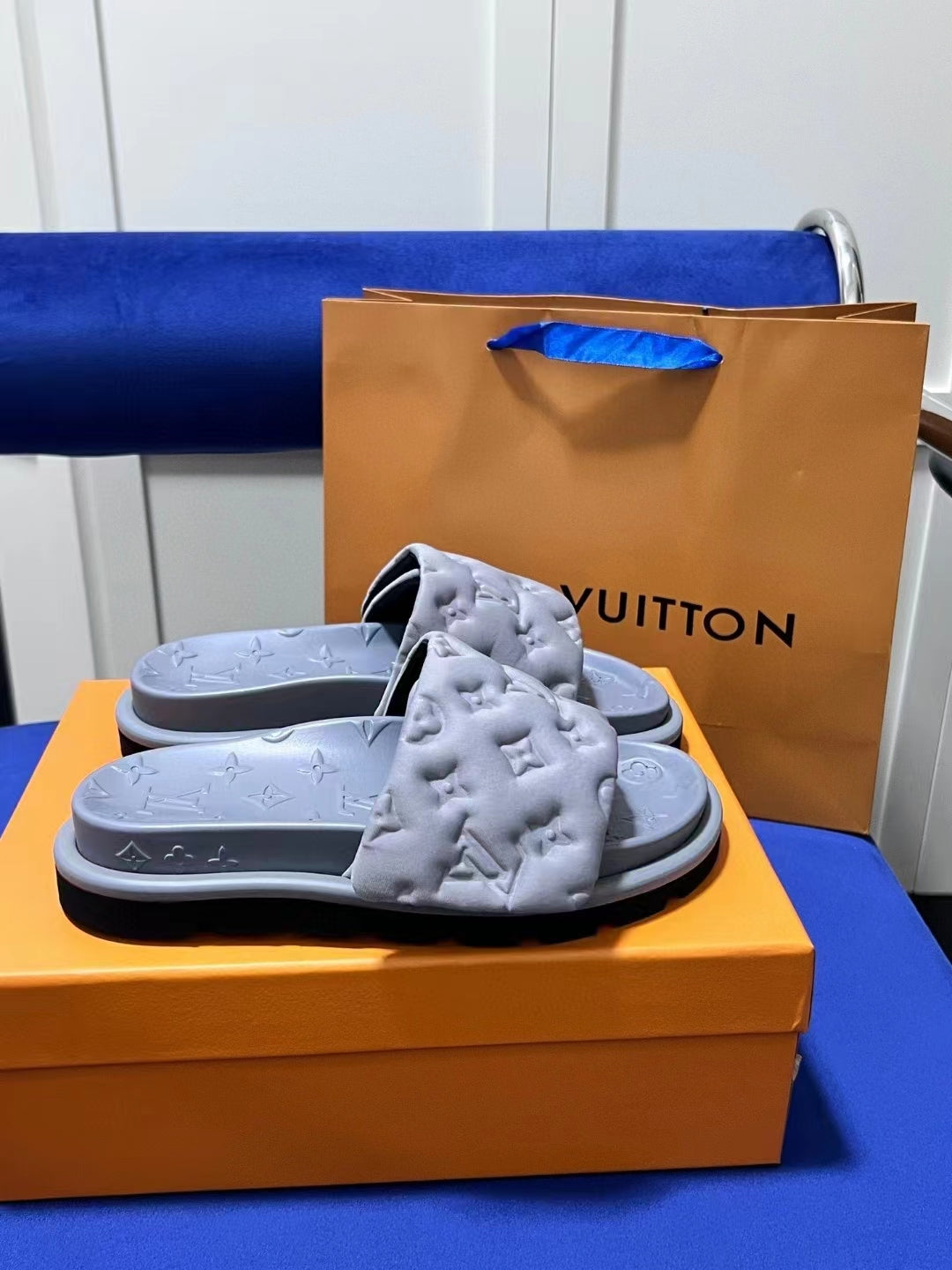 2023 VL Lovers' embossed slippers product image 6, provided for visual reference and product detail review