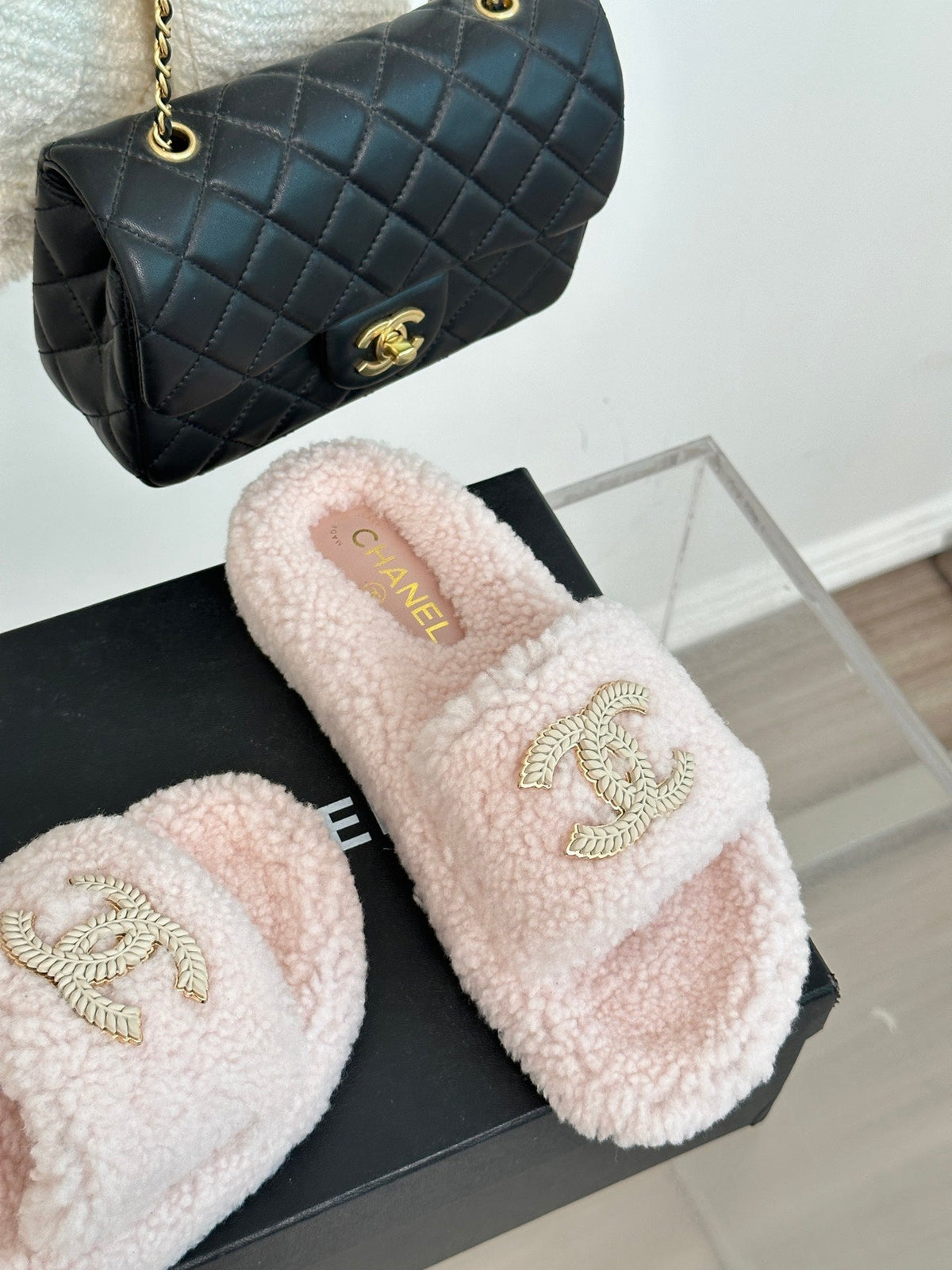 2023 CC Xiaoxiang classic four seasons double C plush slippers-S27 product image 10, provided for visual reference and